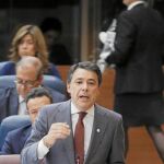 Ignacio González, en un momento del debate de ayer en la Asamblea de Vallecas