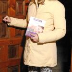 Vega, con una parka amarillo claro modelo «Artic» de Woolrich