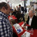 Los autores han firmado sonrisa en boca los libros a sus lectores.