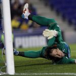 El portero del Alcorcón Dani Giménez no puede detener el penalti lanzado por el delantero del RCD Espanyol Sergio García.