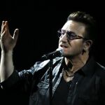 El cantante de U2 Bono, durante un concierto en Alemania este mes de noviembre