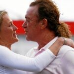 Miguel Ángel Jiménez celebra con su novia Susanne su vigésimo título del Circuito Europeo
