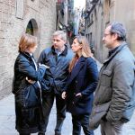 Alberto Fernández, Alicia Sánchez-Camacho y el concejal del PP en Ciutat Vella, Alberto Villagrasa, escuchan a la consellera de distrito del PP
