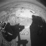 Imagen captada por la Hazcam, situada en la parte trasera del rover