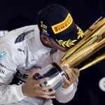 Lewis Hamilton besa el trofeo en el podio de Abu Dhabi