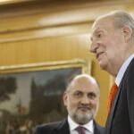 Los Reyes conversan con el nuevo presidente del Tribunal Supremo y del CGPJ, Carlos Lesmes , ante el presidente del Tribunal Constitucional, Francisco Pérez de los Cobos