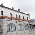 Miraflores de la Sierra. La antigua estación de Miraflores de la Sierra tiene una superficie de 450 metros cuadrados, vestíbulo, otras pequeñas dependencias y una vivienda en la planta baja