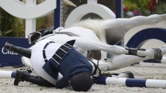 Athina Onassis De Miranda cae mientras monta a Ad Camille Z-Zang durante el Gran Premio de la competición