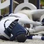 Athina Onassis De Miranda cae mientras monta a Ad Camille Z-Zang durante el Gran Premio de la competición