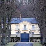 En 1787. Luis XV lo mandó constuir y su hijo y Maria Antonieta usaron el palacio como residencia oficial