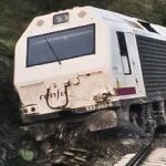 ANDALUCÍA .HU02. Huelva 07/02/2014.- Imagen de la locomotora descarrilada esta madrugada en el punto kilométrico 79,900, en la línea Zafra-Huelva del trayecto Jabugo-Fregenal de la Sierra, en el término municipal de La Nava (Huelva) y que provoco una fuga de amoniaco en uno de los vagones cisterna que los bomberos han conseguido controlar. EFE/Julián Pérez