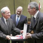 Ruiz-Gallardón, ayer, condecorando al ex presidente del Constitucional, Pascual Sala