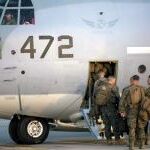 Soldados estadounidenses abordan un avión KC-130J Super Hercules al ser designados para apoyar a la Unidad Operacional de Asistencia en el África Occidental, en la Base Aérea de Morón (España).