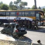 Los dos ocupantes de un turismo fallecieron el sábado en un accidente de tráfico en Alcover (Tarragona) al chocar su vehículo con un autocar
