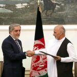 El candidato Absullah Abdullah saluda el presidente electo, Ashraf Ghani, a la derecha, hoy en Kabul.