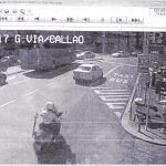 Tras éstos, las cámaras captan la imagen de un agente de movilidad que también acude tras el coche de la presidenta.