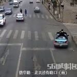 A la derecha de la imagen, el taxi ilegal con el agente encaramado al techo