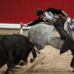 Armendáriz clava un par de banderillas cortas