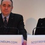 El ministro principal escocés, Alex Salmond junto a la "número dos"del Gobierno autónomo, Nicola Sturgeon