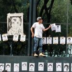 Estudiantes de varias universidades protestan frente al edificio de la Procuraduría General de la República (PGR, Fiscalía)