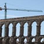 Pintan con spray en varios sillares del Acueducto de Segovia