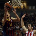 Satoransky entra a canasta ante la mirada de Kalinic