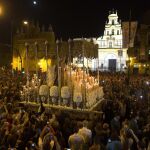 Sevillanos y turistas rodean el palio de la Esperanza Macarena a su salida, en una imagen de archivo