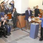 La canciller alemana, Angela Merkel, en el momento de depositar su voto
