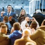 Salvo compareció en Mestalla ante unos 3.000 aficionados y abonados del Valencia CF
