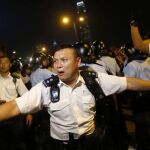 Antidisturbios en Hong Kong tratan de contener a los manifestantes.