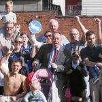 El ministro principal escocés, Alex Salmond, en un acto de campaña con sus seguidores el pasado lunes, en Dundee