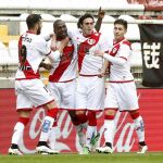 Gaël Kakuta celebra con sus compañeros su gol.