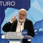 El cabeza de lista del PP a las elecciones europeas, Miguel Arias Cañete, durante su intervención en un mitin celebrado hoy en la Plaza de Trascorrales de Oviedo