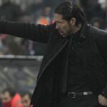 El entrenador del Atlético de Madrid, Diego Simeone, da instrucciones durante el partido frente al Oporto
