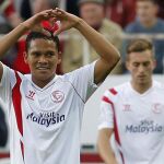 El delantero colombiano del Sevilla Carlos Bacca celebra el primero de sus goles ante el Granada.