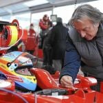 Alonso dialoga con Luca di Montezemolo en el «box»