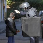 Un policía habla con un niño en la zona del tiroteo