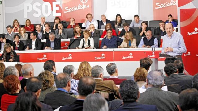Fotografía facilitada por el PSOE del secretario general del PSOE, Alfredo Pérez Rubalcaba (d), durante su intervención