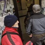 Miembros de la asamblea vecinal del barrio burgalés de Gamonal entran en un banco para que retiren las denuncias