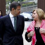 La presidenta del Colectivo de Víctimas del Terrorismo del País Vasco (Covite), Consuelo Ordóñez (d), conversa con el ministro de Justicia, Rafael Catalá (i).