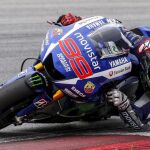 Jorge Lorenzo sobre su Yamaha.