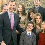 Don Felipe y Doña Letizia, ayer, con los ganadores del concurso de Infancia Misionera
