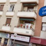 Fachada del edificio situado en el barrio de San Martín de Vitoria donde ayer fue encontrado el cadáver de una mujer con signos de muerte violenta en su domicilio.