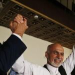 El secretario de Estado de EE UU, junto a los candidatos a la presidencia de Afganistán, Ashraf Ghani Ahmadzai (C) y Abdullah Abdullah, en Kabul.
