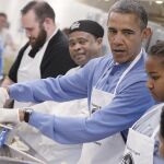El presidente estadounidense, Barack Obama (3d), y su hija Sasha (2d) participan en un proyecto de servicios comunitarios en la D.C Central Kitchen como parte de la celebración del Día de Martin Luther King Jr. en Washington DC
