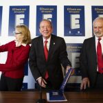 La directora general de Espasa, Ana Rosa Semprún; el director de la RAE, José Manuel Blecua, y el académico Salvador Gutiérrez, durante la presentación de "El buen uso del español",