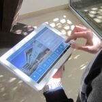 Una persona maneja la app de gestión académica