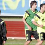 Iturraspe y Xavi en la sesión de ayer, ante la mirada de Vicente del Bosque. El entrenador de la Selección tiene que decidir si empieza el relevo en el centro del campo