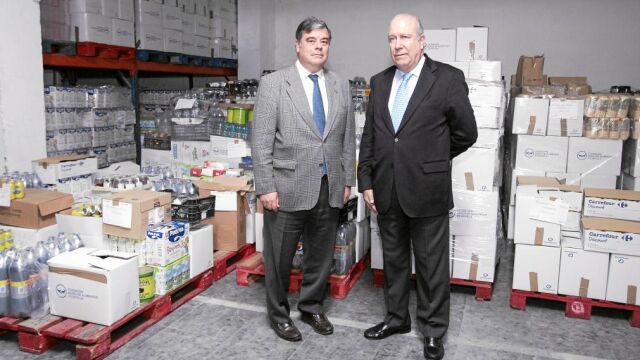 Agustín Vidal-Aragón y Juan Pedro Álvarez, ayer en el Banco de Alimentos de Sevilla