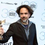 Iñárritu recogiendo uno de los premios